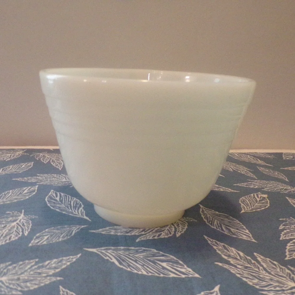 Pyrex Hamilton Beach Mixing Bowl Medium White Good Ribbed Milk Glass Pour Spout